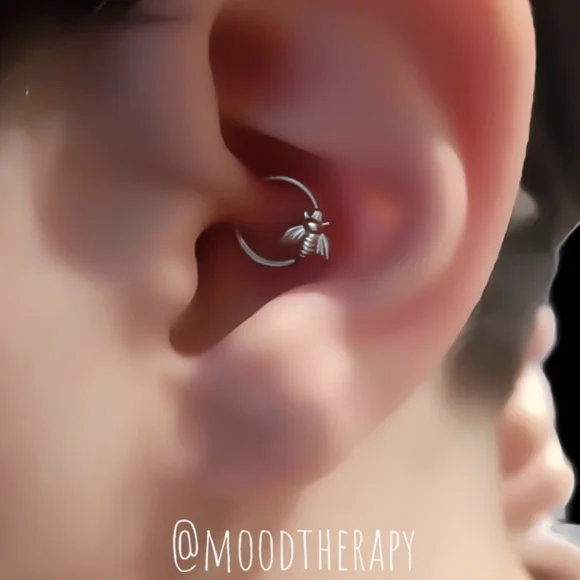 Honey bee daith hoop - Picture 1 of 4